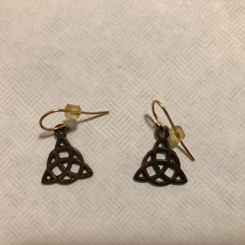 Earrings ; recently cleaned second hand 

Cute , match everything